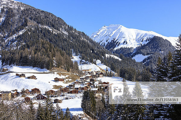 Das Alpendorf Langwies  umrahmt von Wäldern und verschneiten Gipfeln  Bezirk Plessur  Kanton Graubünden  Schweizer Alpen  Schweiz  Europa