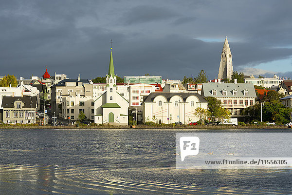 Blick auf das historische Zentrum und den See Tjornin  Reykjavik  Island  Polarregionen
