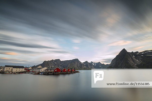 Der Sommer Sonnenuntergang in der Nacht auf Fischerdorf und kalten Meer  Hamnoy  Moskenesoya  Nordland Bezirk  Lofoten Inseln  Norwegen  Skandinavien  Europa