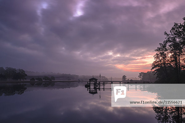 Sonnenaufgang und Hafenbecken am Intracoastal Waterway  Calabash  North Carolina  Vereinigte Staaten von Amerika  Nordamerika