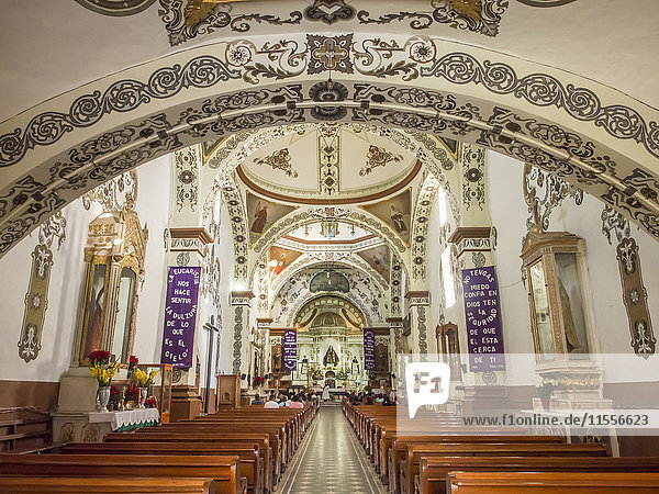 Bemalter Innenraum der Kirche Santo Domingo in der Stadt Ocotlan de Morelos  Bundesstaat Oaxaca  Mexiko  Nordamerika
