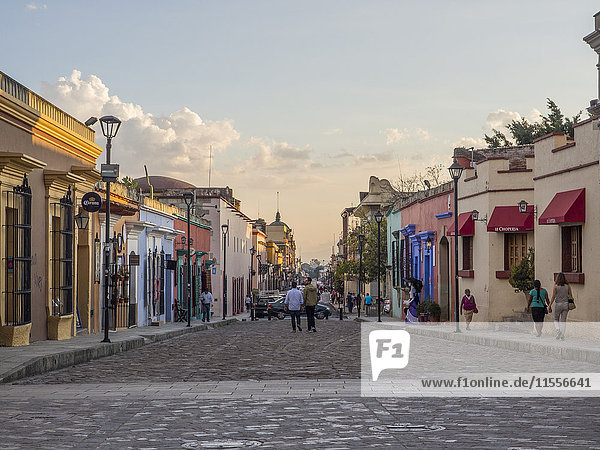 Abendliche Straßenszene  Oaxaca  Mexiko  Nordamerika