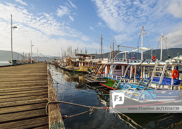 Blick auf die bunten Boote in Paraty  Bundesstaat Rio de Janeiro  Brasilien  Südamerika