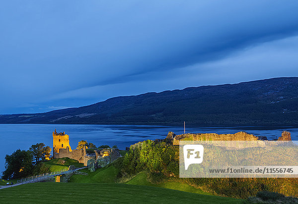 Dämmerungsansicht von Urquhart Castle und Loch Ness  Highlands  Schottland  Vereinigtes Königreich  Europa