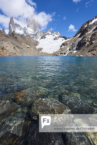 Steine durch das Wasser des Lago de los Tres mit dem Monte Fitz Roy im Hintergrund  Patagonien  Argentinien  Südamerika