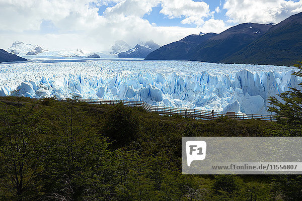 Silhouette eines Besuchers  der den Gang am Perito Moreno Glaciar im Parque Nacional de los Glaciares  UNESCO-Weltkulturerbe  Patagonien  Argentinien  Südamerika  entlangläuft