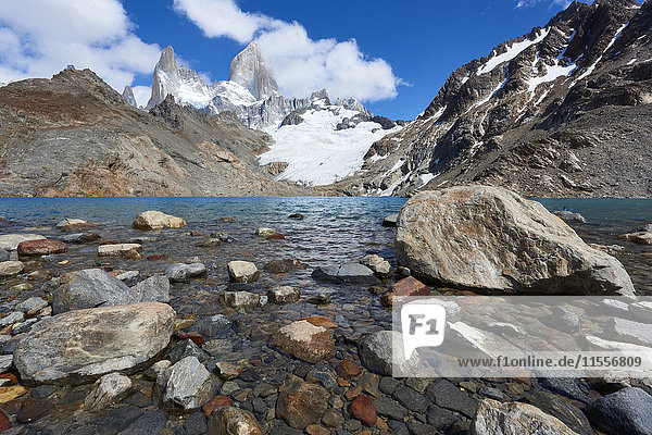Steine  die durch das Wasser des Lago de los Tres gesehen werden  mit dem Monte Fitz Roy im Hintergrund. Monte Fitz Roy  Patagonien  Argentinien  Südamerika