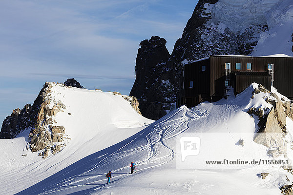 Grand Capucin und Refuge des Cosmiques (Cosmiques-Hütte)  Chamonix  Rhone-Alpen  Haute Savoie  Französische Alpen  Frankreich  Europa