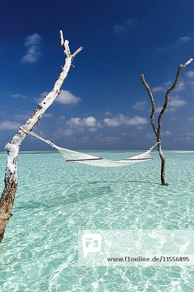 Hängematte über dem Wasser einer tropischen Lagune  Malediven  Indischer Ozean  Asien