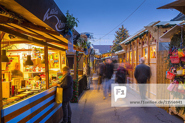 Weihnachtsmarkt auf dem Waisenhausplatz  Bern  Jungfrau Region  Berner Oberland  Schweizer Alpen  Schweiz  Europa