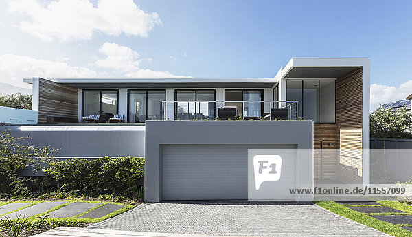 Modernes Wohn-Vitrinen-Außenhaus mit Garage