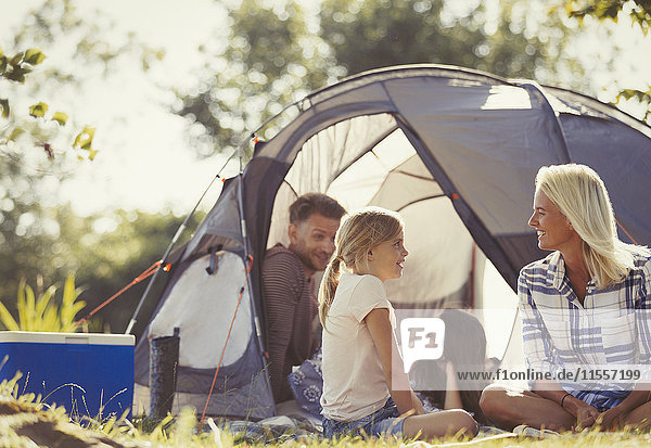 Familiengespräch und Entspannung im Freien auf dem sonnigen Campingplatz