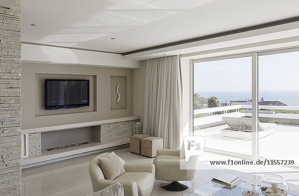 Beige und weiß modernes luxuriöses Haus Schaufenster Innenraum Wohnzimmer