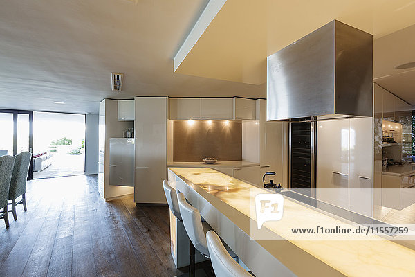 Beleuchtete  moderne  minimalistische Luxus-Wohnraum-Vitrine Küche