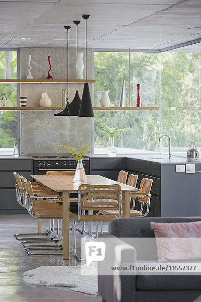 Modernes Haus Schaufenster Interieur Küche und Esstisch