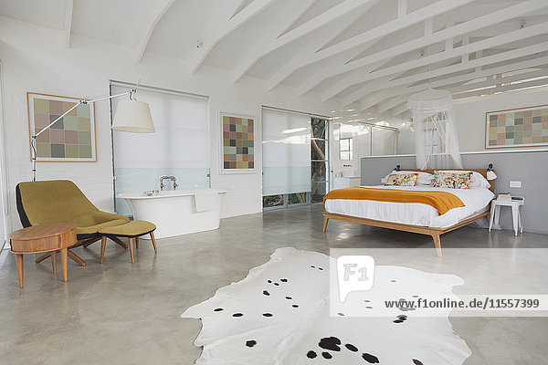 Modernes  minimalistisches Haus mit Hotelzimmer mit Holzbalkengewölbe und Badewanne