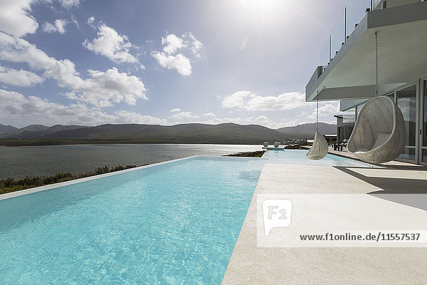 Sonniges  ruhiges  modernes  luxuriöses Haus mit Außenterrasse  Pool und Meerblick.