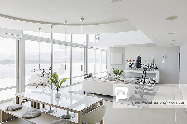 Modernes luxuriöses Haus Schaufenster Innenraum Wohnzimmer und Esszimmer offen