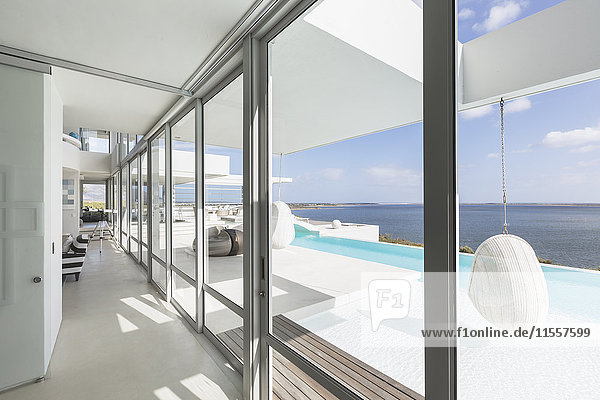 Modernes  luxuriöses Haus mit Schaufenstern  Infinity-Pool und Meerblick
