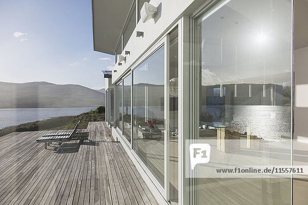 Sonniges  ruhiges  modernes Luxushaus mit Außenfenstern und Terrasse