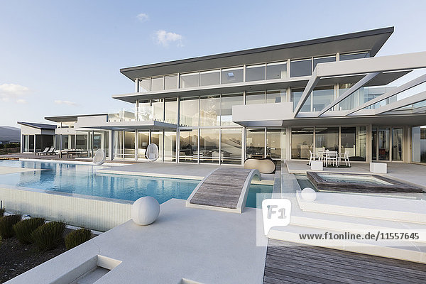 Ruhiges  modernes  luxuriöses Haus mit Swimmingpool und Fußgängerbrücke.
