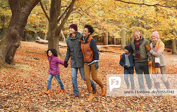 Mehrgenerationen-Familienwanderung im Herbstpark
