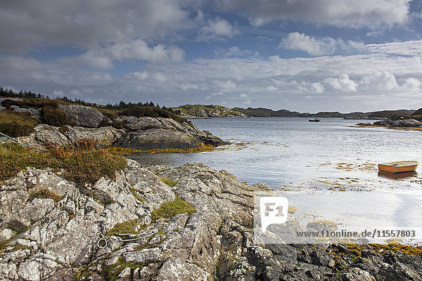 Ruhige Aussicht auf zerklüftete Felsen und Wasser Golden Road Harris Outer Hebrides