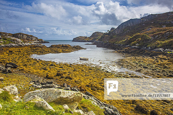 Sonnige zerklüftete ruhige Aussicht auf das Wasser Golden Road Harris Outer Hebrides