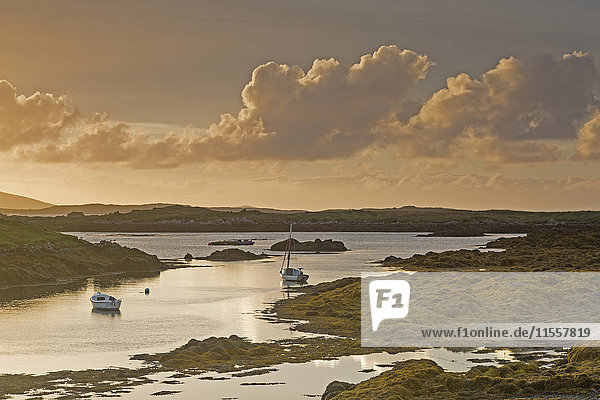 Ruhige Sonnenuntergangsansicht Fischerboote auf dem See  Harris  Äußere Hebriden