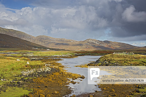 Sonnige ruhige Aussicht auf zerklüftete Landschaft und Bach Loch Aineort South Uist Outer Hebrides