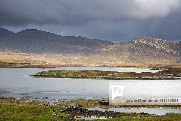 Wolken über zerklüfteten Hügeln und See  Loch Aineort  South Uist  Äußere Hebriden
