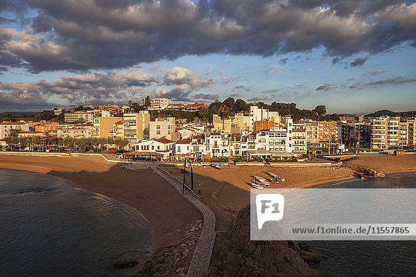 Spanien  Katalonien  Blanes  Strand und Hotels am Meer bei Sonnenaufgang