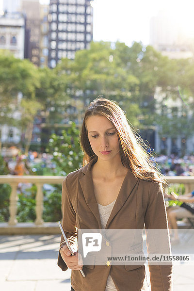 USA  New York  Manhattan  Portrait einer jungen Geschäftsfrau mit Tablette