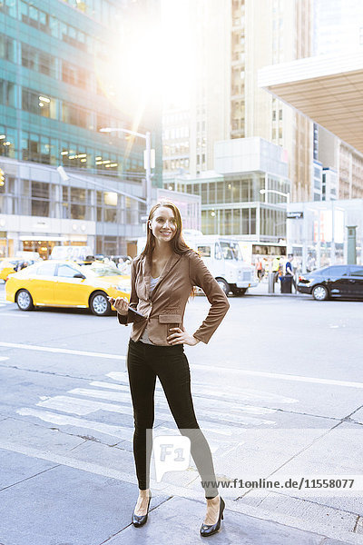 USA  New York  Manhattan  lächelnde junge Geschäftsfrau mit Tablette
