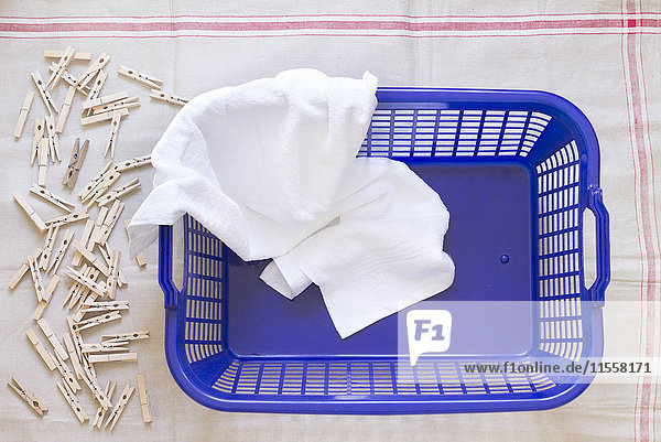 Wäscheklammern  Wäschekorb und Handtuch auf Tuch