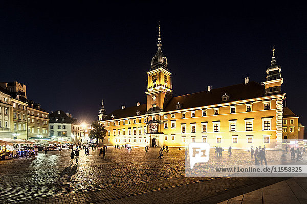 Polen  Warschau  Königliches Schloss mit Burgplatz bei Nacht