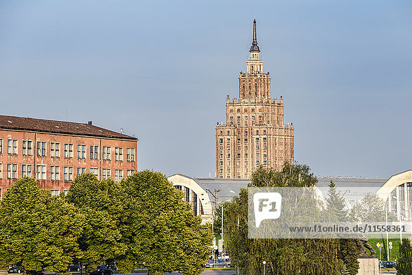 Lettland  Riga  Zentralmarkt und Gebäude der Akademie der Wissenschaften