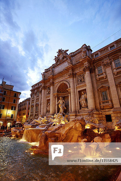 Italien  Rom  beleuchtete Trevi-Brunnen am Abend