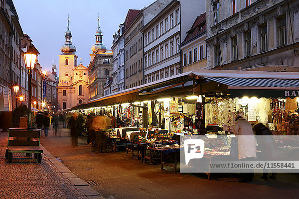 Tschechien,  Prag,  Markt an der Havelstraße mit St. Galluskirche im Hintergrund am Abend