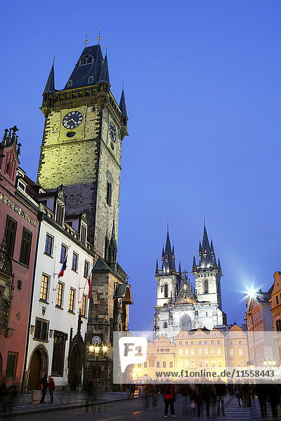 Tschechien  Prag  Altstadtplatz mit Rathaus und Frauenkirche vor Tyn in der Abenddämmerung