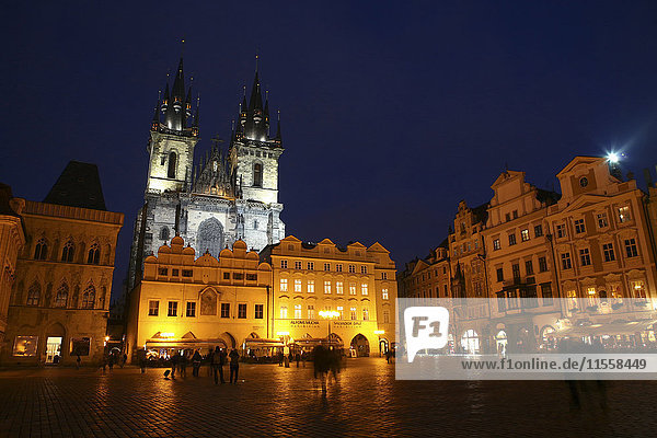 Tschechien  Prag  Altstadtplatz und beleuchtete Frauenkirche vor Tyn in der Abenddämmerung