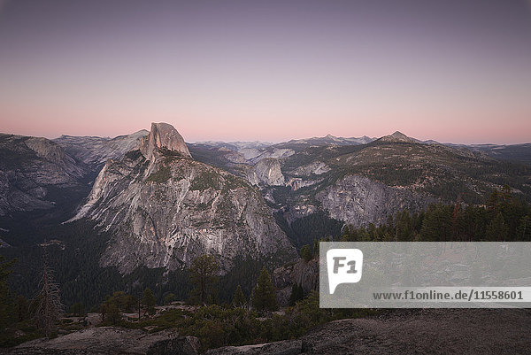 USA  Kalifornien  Yosemite Nationalpark  Glacier Point bei Sonnenuntergang