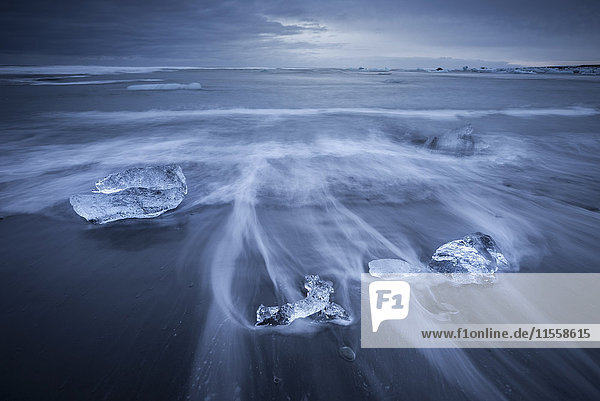 Island  Jokulsarlon  Gletschereis am Strand zur blauen Stunde