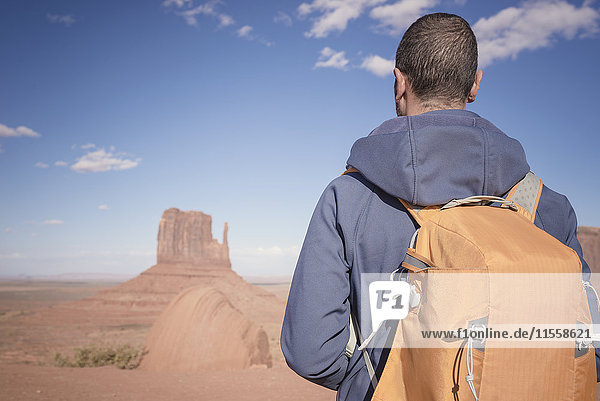 USA  Utah  Rückansicht des Mannes mit Rucksack im Monument Valley