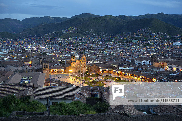 Peru  Cusco  Stadtbild mit illuminierter Plaza de Armas bei Nacht