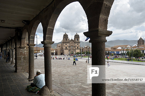 Peru,  Cusco,  Plaza de Armas mit Jesuitenkirche und Arkade