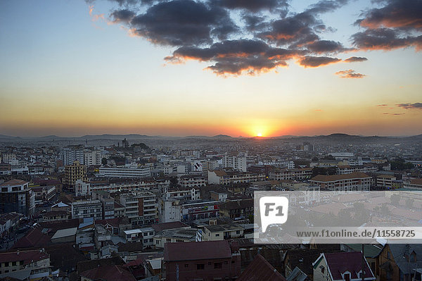 Madagaskar  Antanananarivo  Stadtbild bei Sonnenuntergang