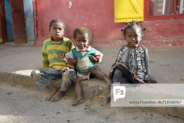 Madagaskar  Fianarantsoa  Homeless children sitting on pavement