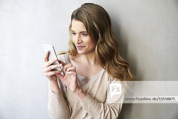 Porträt der lächelnden Bindung Frau SMS
