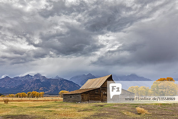 USA  Wyoming  Grand Teton National Park  Jackson Hole  T. A. Moulton Barn vor der Teton Range